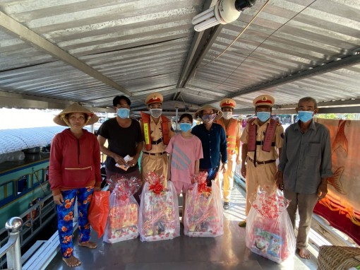 Phát khẩu trang, tặng áo phao và quà Tết cho hộ dân sinh sống tại Chợ nổi Cái Răng