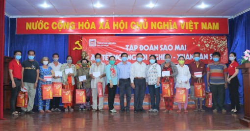 Sao Mai cùng “ăn tết với người nghèo”