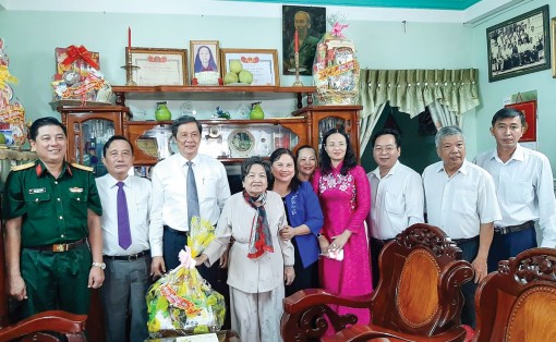 Chúc Tết, chăm lo nhân dân

vui Xuân đầm ấm, đủ đầy