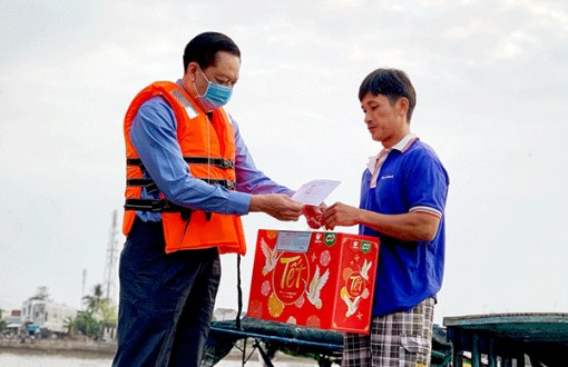 Trao 400 phần quà đến tiểu thương chợ nổi Cái Răng