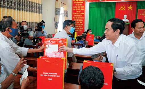 Đồng chí Trần Thanh Mẫn tặng quà Tết cho các gia đình chính sách tiêu biểu