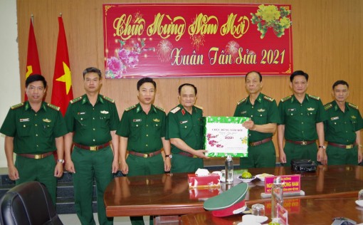 Bộ Tổng Tham mưu chúc Tết và kiểm tra công tác bảo vệ biên giới tại Cà Mau