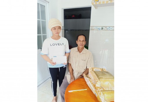 Trao tiền từ thiện