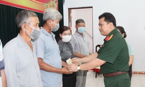 Tặng quà cho gia đình chính sách, hộ nghèo, cán bộ, chiến sĩ vui xuân