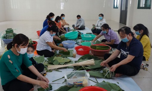 Niềm vui Tết cho em