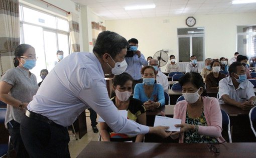 Đồng chí Phạm Văn Hiểu tặng quà Tết cho các hộ nghèo, có hoàn cảnh khó khăn