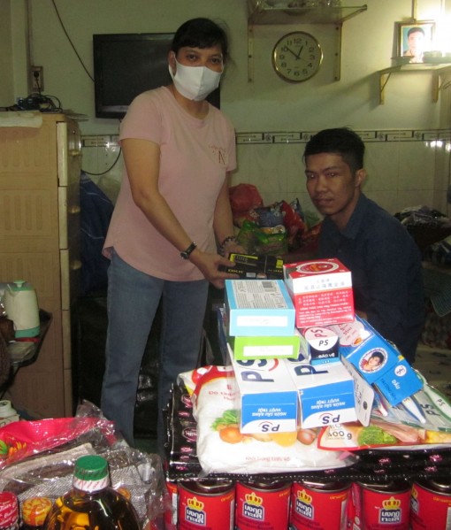 Nhóm từ thiện bạn bè tặng quà hai mẹ con bệnh tật, khốn khó