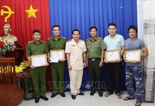 An Giang: Thưởng nóng các chiến sĩ Công an và người dân bắt cướp ngay trong đêm giao thừa