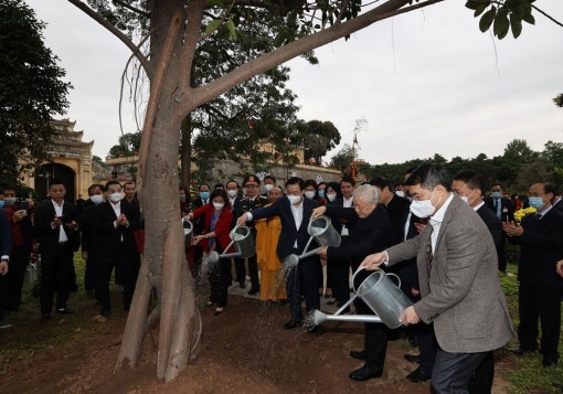 Tổng Bí thư, Chủ tịch nước Nguyễn Phú Trọng dâng hương và trồng cây lưu niệm tại Khu di tích Hoàng Thành Thăng Long