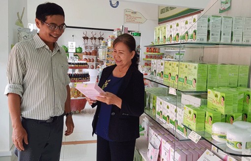 Người phụ nữ gửi đam mê vào dừa