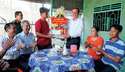 Lãnh đạo thành phố kiểm tra công tác tuyển quân; thăm, động viên thanh niên lên đường nhập ngũ