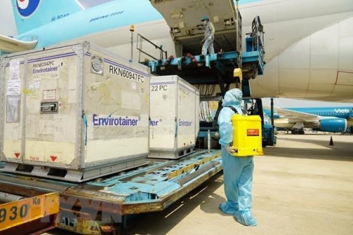 Lô vaccine phòng COVID-19 đầu tiên đã về đến Việt Nam