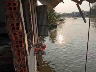 Sạt lở bờ sông Trà Nóc làm ảnh hưởng 12 căn nhà