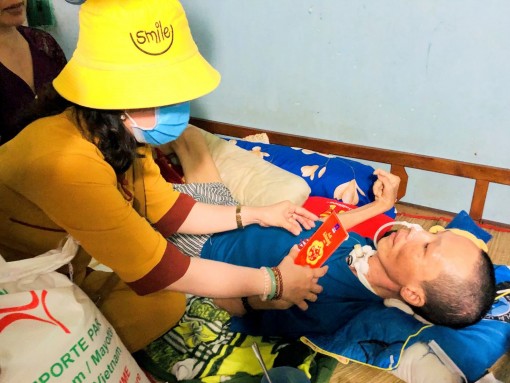 Trao tiền giúp bệnh nhân nghèo