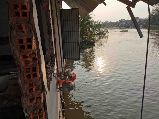 Sạt lở bờ sông Trà Nóc làm ảnh hưởng 12 căn nhà