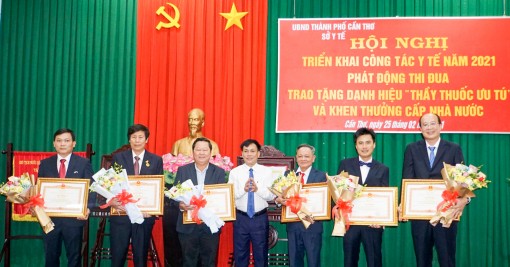 Trao danh hiệu Thầy thuốc Ưu tú và khen thưởng cấp Nhà nước