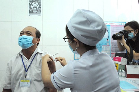Bộ Y tế tiêm thử nghiệm lâm sàng giai đoạn 2 vắc-xin ngừa COVID-19 cho 300 tình nguyện viên tại Long An