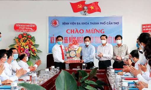 Lãnh đạo thành phố thăm, chúc mừng các bệnh viện nhân Ngày Thầy thuốc Việt Nam