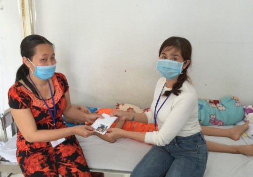 Trao tiền giúp đỡ các hoàn cảnh khó khăn, bệnh tật