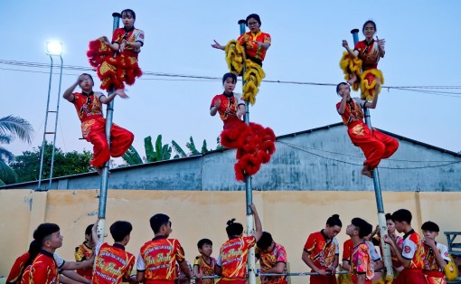 Chuyện về đội lân nữ Cần Thơ