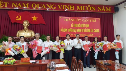 Ban Thường vụ Thành ủy  Cần Thơ  trao quyết định về công tác cán bộ