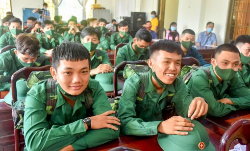 Thanh niên Cần Thơ hăng hái lên đường nhập ngũ