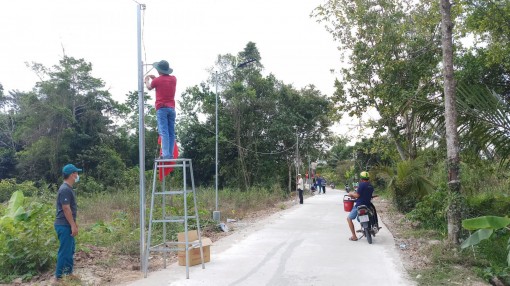 Thắp sáng tuyến đường,

đảm bảo an ninh trật tự