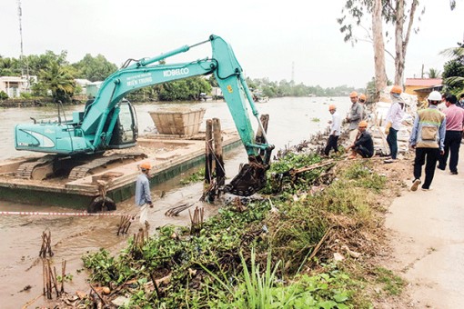 Ðẩy nhanh tiến độ thi công kè chống sạt lở sông Ô Môn và vàm Rạch Tra