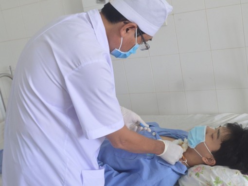 Vướng dây giăng vào cổ, nam thanh niên bị đứt đôi khí quản