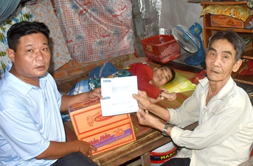 Trao 5,6 triệu đồng giúp gia đình ông Trần Minh Hải