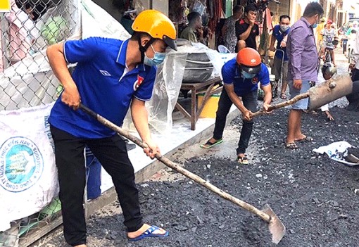 Ðoàn viên, thanh niên tham gia xây dựng cầu, đường giao thông