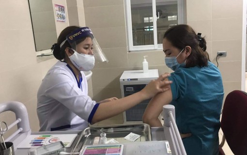 Chuyên gia nói gì về các ca phản ứng nặng sau tiêm vaccine COVID-19