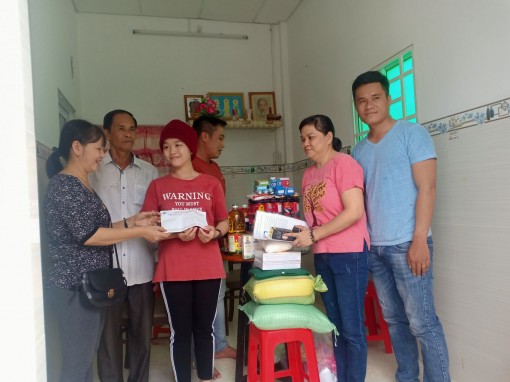 Trao tiền từ thiện