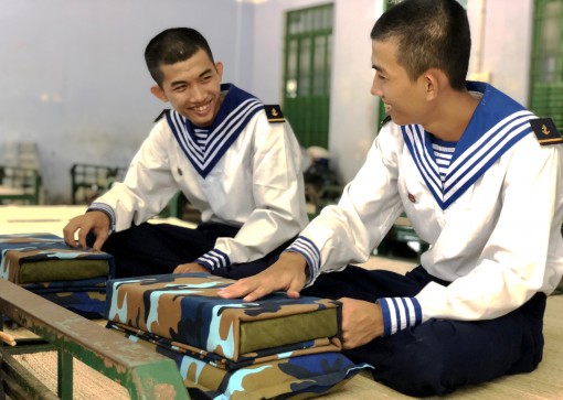 Hai anh em song sinh tình nguyện nhập ngũ