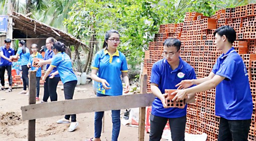 កឹង​ធើៈ ៩០ ឆ្នាំ​អះ​អាង​និង​ពង្រីក​តួនា​ទី​សាលា​រៀន​សង្គម​និយម​របស់​យុវ​ជន​វៀត​ណាម