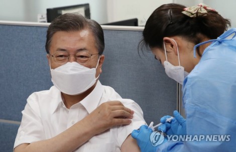 Tổng thống Hàn Quốc tiêm vaccine AstraZeneca