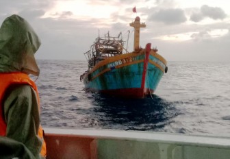 Tàu KN 302 kịp thời hỗ trợ tàu cá Đà Nẵng bị nạn trên biển
