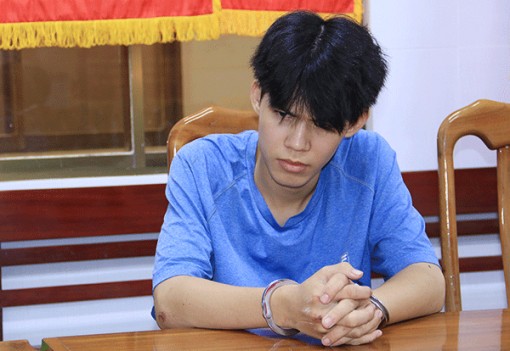 Giết bạn cướp dây chuyền bán  để chơi game