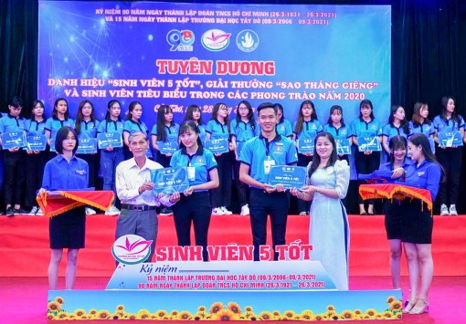 Tuyên dương “Sinh viên 5 tốt” và “Sao Tháng Giêng”