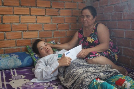 Trao 9,2 triệu đồng giúp gia đình chị Nguyễn Thị Loan