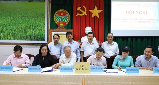 Khối Mặt trận Tổ quốc,

các đoàn thể thành phố ký kết giao ước thi đua năm 2021