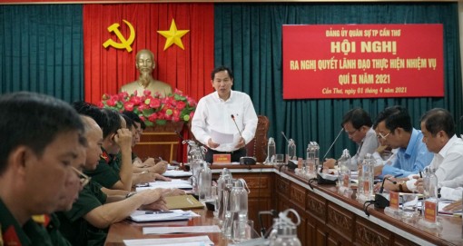 Tập trung nâng cao chất lượng công tác 
giáo dục chính trị, định hướng tư tưởng cho cán bộ, chiến sĩ