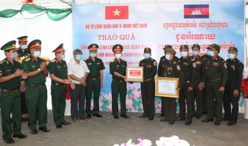 Bộ Tư lệnh Quân khu 9 trao tặng vật tư y tế

cho Quân đội Hoàng gia Campuchia