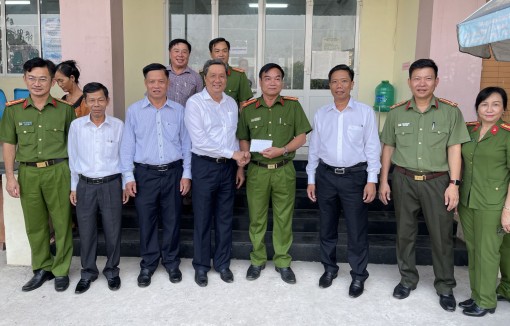 Đồng chí Phạm Văn Hiểu thăm hỏi, động viên cán bộ, chiến sĩ làm nhiệm vụ cấp thẻ căn cước công dân tại Công an quận Thốt Nốt