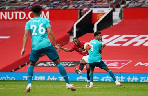 Bóng đá khan hiếm những cú nã đại bác