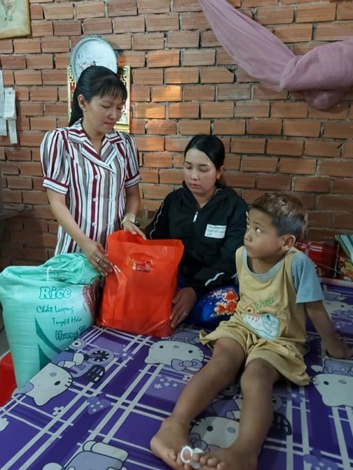 Gần 50 triệu đồng giúp gia đình chị Nguyễn Thị Loan