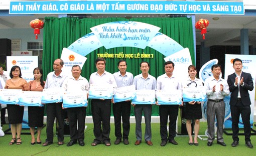 Trao tặng 55 máy lọc nước lợ cho các trường học ở Cần Thơ