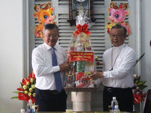 Thăm, chúc mừng

các chức sắc, đồng bào Công giáo và Tin lành

nhân dịp Lễ Phục sinh