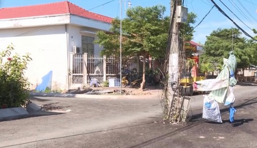 Những trụ điện giữa đường