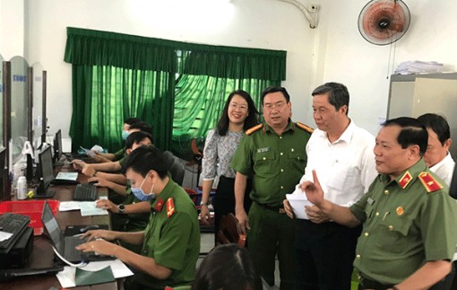 Đồng chí Phạm Văn Hiểu kiểm tra tiến độ cấp căn cước công dân có gắn chip tại quận Ninh Kiều